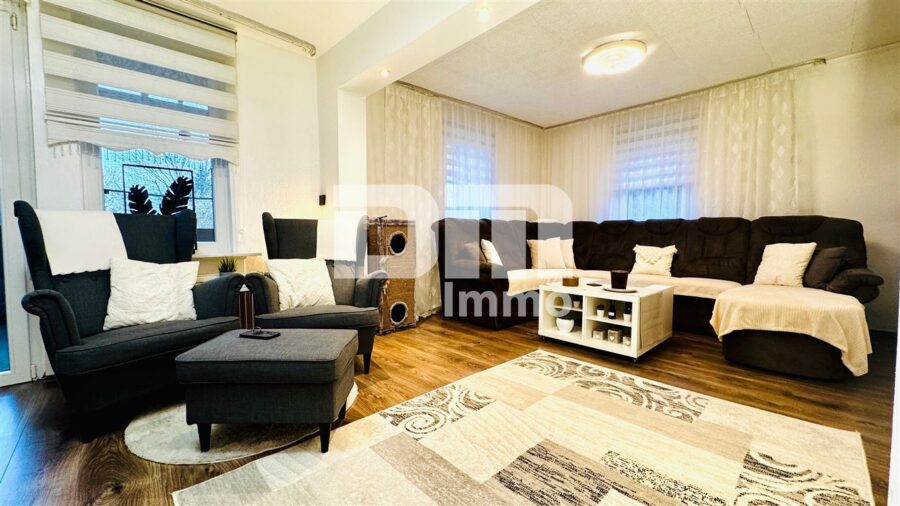 Schönes Ein- bis Zweifamilienhaus mit Gartenbereich, Terrasse + Balkon und Doppelgarage - EG Wohn / Esszimmer / Küche offen - Zugang Balkon